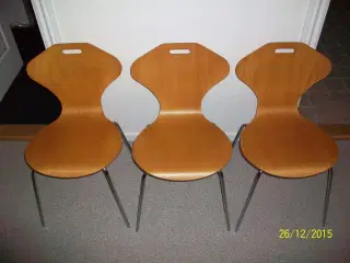 3 stole sælges