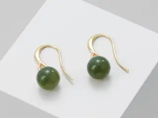 Øreringe - forgyldte og med jadegrønne perler