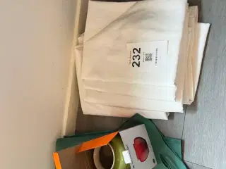Duge samt LE CREUSET vase i grøn