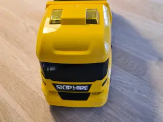 Stor lastbil med vippende lad
