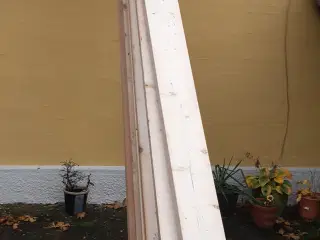 8 høvlet træspær á 420 cm