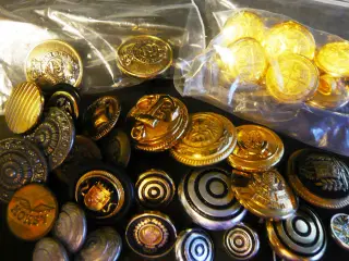 Diverse metal knapper  (V116)