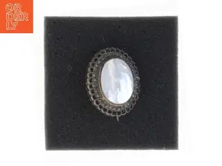 Vintage sølvfarvet broche med perlemorseffekt (str. 3,5 x 3 cm)