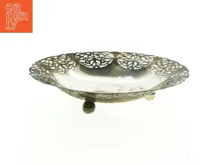 Sølvfarvet fad med gennembrudt kant (str. 24 x 6 cm)