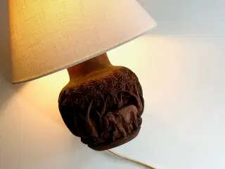 Bordlampe, håndskåret træ