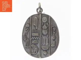 Egyptisk skarabæ vedhæng i sølv med hieroglypher