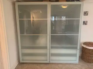 Lækker rummeligt klædeskab