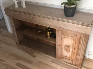 Gammel skænk i eg