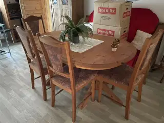 Spisebord i fyrrretræ med 6 stole