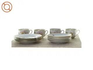 Kaffekopper med underkopper og tallerkener fra Københavns Porcellains Maleri (str. Kop 7 x 5 cm underkop 13 cm tallerken 16 cm)