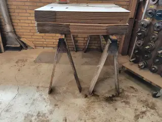 1 sæt træbukke (uden indhold)