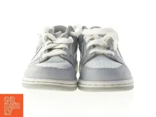 Brugte grå sneakers fra Nike (str. 33)