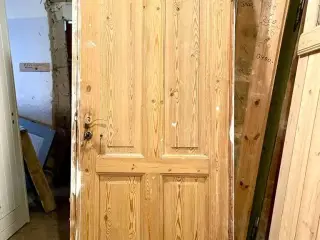 Afsyret, klassisk Dannebrogsdør m. karm