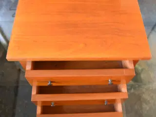 Moderne stole med et lille bord