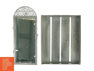 Dekorativt lille skab med glaslåge samt bakke (fra H&M) (str. 37 x 16 og 31 x 26cm)