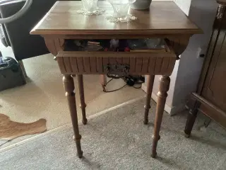 Gammelt bord af egetræ