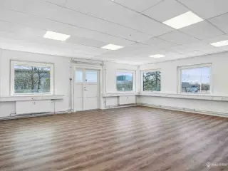 315m²  oplagt til kontor eller showroom/ lager
