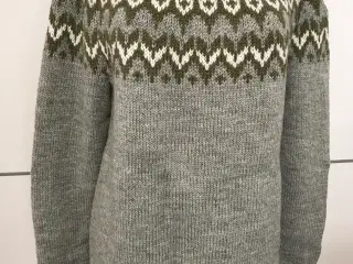 Håndstrikket sweater med islandsk mønster 