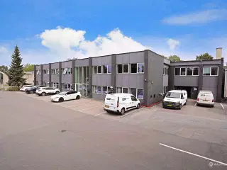 Praktiske lejemål med flere anvendelsesmuligheder velbeliggende i et eftertragtet erhvervsområde i Glostrup