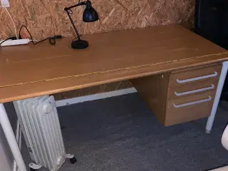 Skrivebord sælges