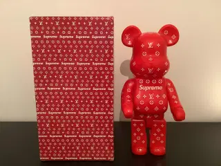 Supreme x Louis Vuitton BEARBRICK Samlefigur Rød