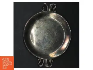 Sølvfarvet metalbakke (str. Ø. 18 cm)