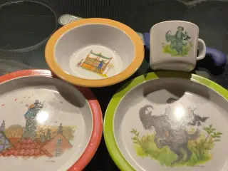 3 børne tallerkener og 1 krus med H C Andersen mot