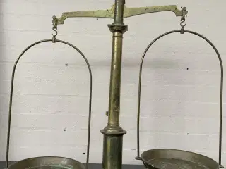 Flot ældre apotekervægt 