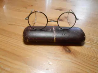 Antikke Briller. Evnt. Film rekvisit.