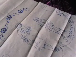Pyntestykke. Håndbroderet. 225,- kr.