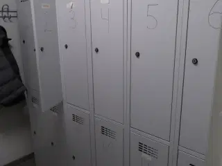 Omklædningsskabe, strygebræt, strygejern samt reol