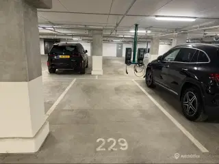Parkering med privat elektrisk ladestation. Byens centrum.