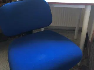 Hvidt klapborde og kontorstol