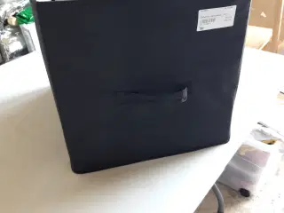 Opbevaringskasse i sort og lilla. 20 kr stk.