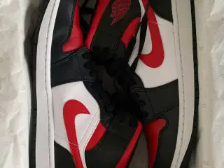 Air Jordan 1 Mid Black Fire Red