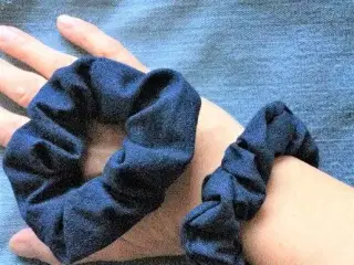 HÅRELASTIKKER - SCRUNCHIES - hårpynt - d
