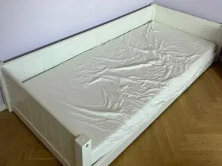 Hvid seng inkl madras