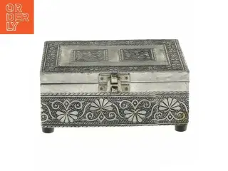 Hammer slået indsisk metalkasse (str. 15x10x7 cm)