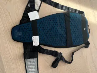 Leje: 2 rygskjold til ski (1 voksen og 1 junior)