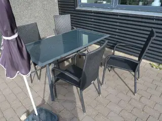 Havebord, 4 stk. havestole samt parasol