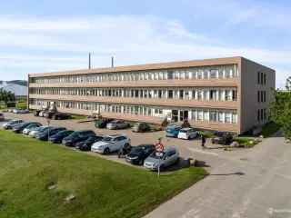 Flotte lyse kontorer og lager, fordelt på fire lejemål, i velbeliggende ejendom på Avedøre Holme.