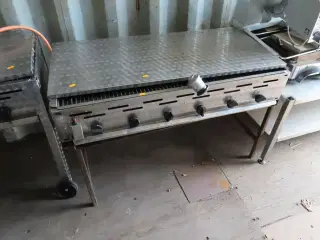 Gasgrill med 6 blus og låg
