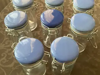 Små glas med blå låg
