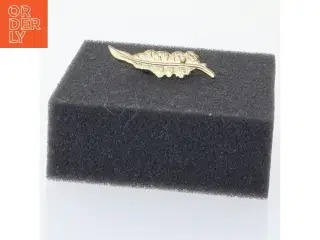 Guldfarvet broche med blå sten (str. 4 cm)