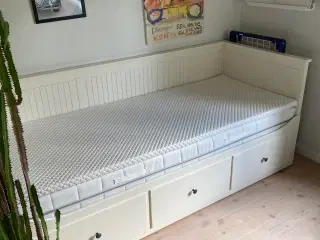 Nyere IKEA seng med opbevaring