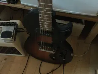 elguitar og forstærker og digital reverb pedal