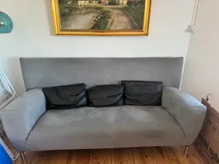 Grå to-personers sofa 