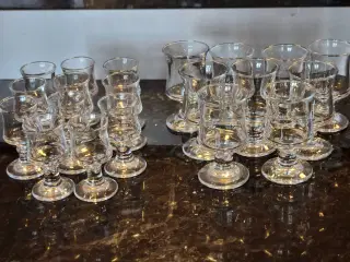 Holmegårdskibsglas, hvidvin(9) og snaps(11)