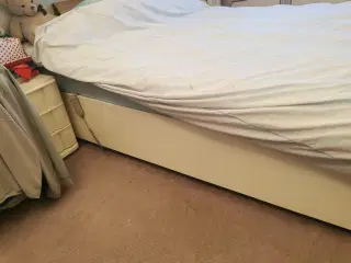 Seng med møbel skab
