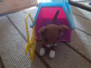 Lille hundehus med tilhørende hund 